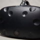 El HTC Vive tiene una cámara frontal que ayuda con la desorientación. Impide que el usuario se choque contra las paredes en el mundo real mediante la visualización de un aviso en el juego.